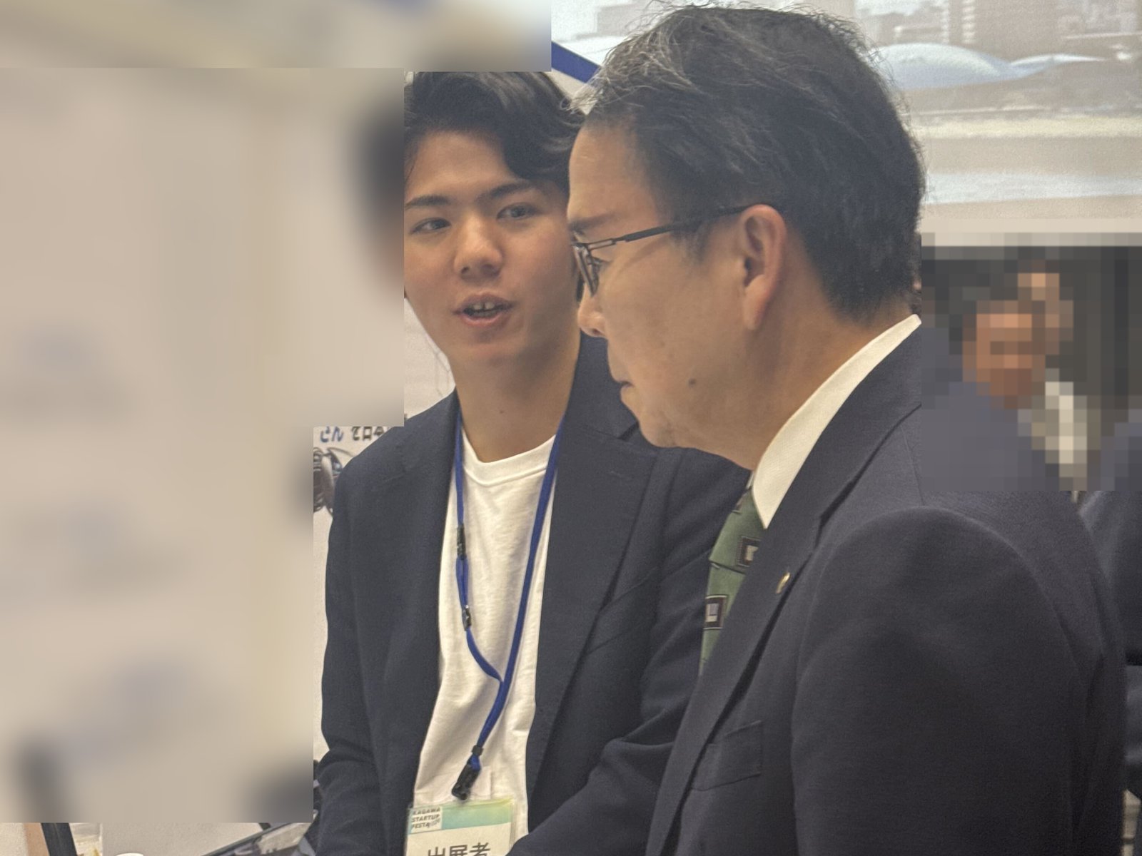 ブースで香川県知事に説明する当社メンバー